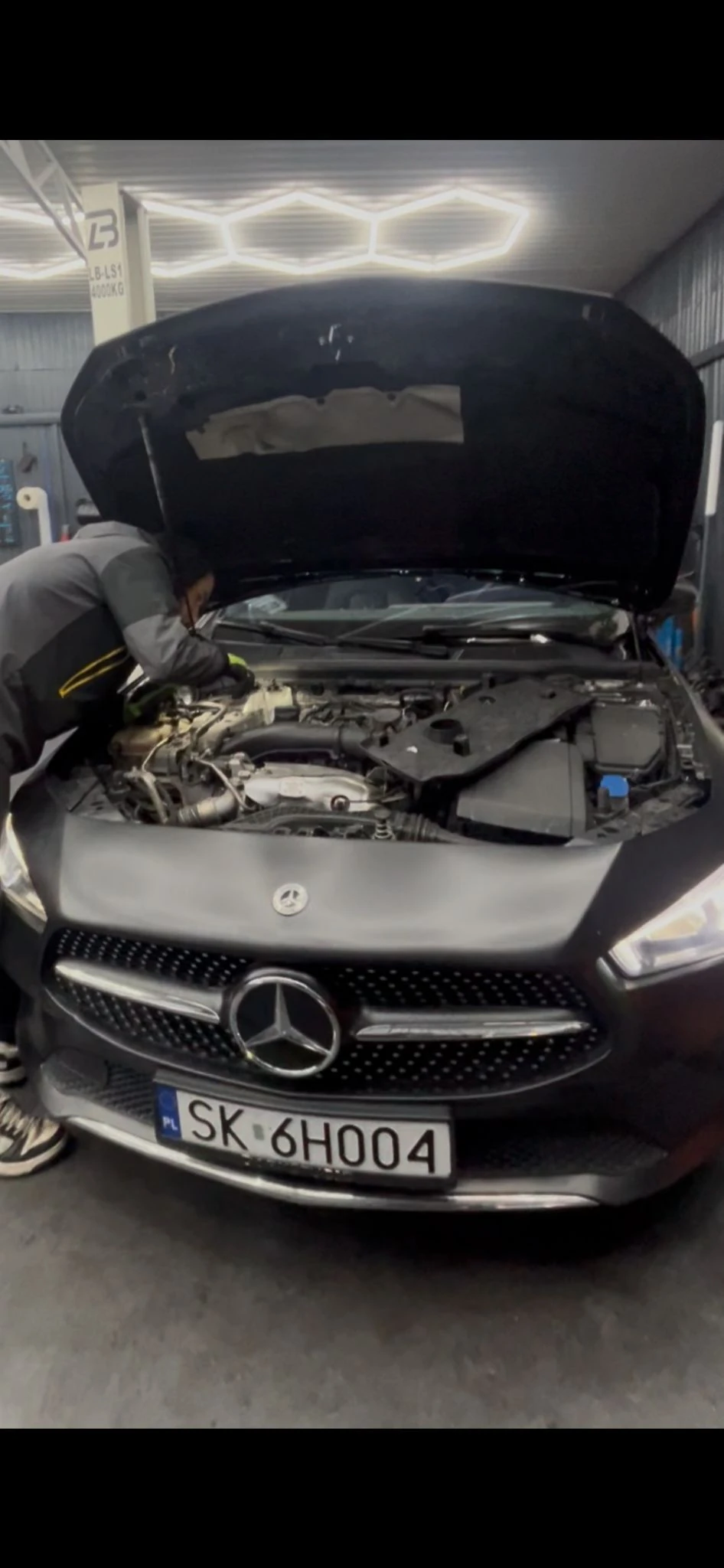 Mechanik podczas naprawy samochodu w Twin A Auto Mysłowice – diagnostyka i serwis aut osobowych